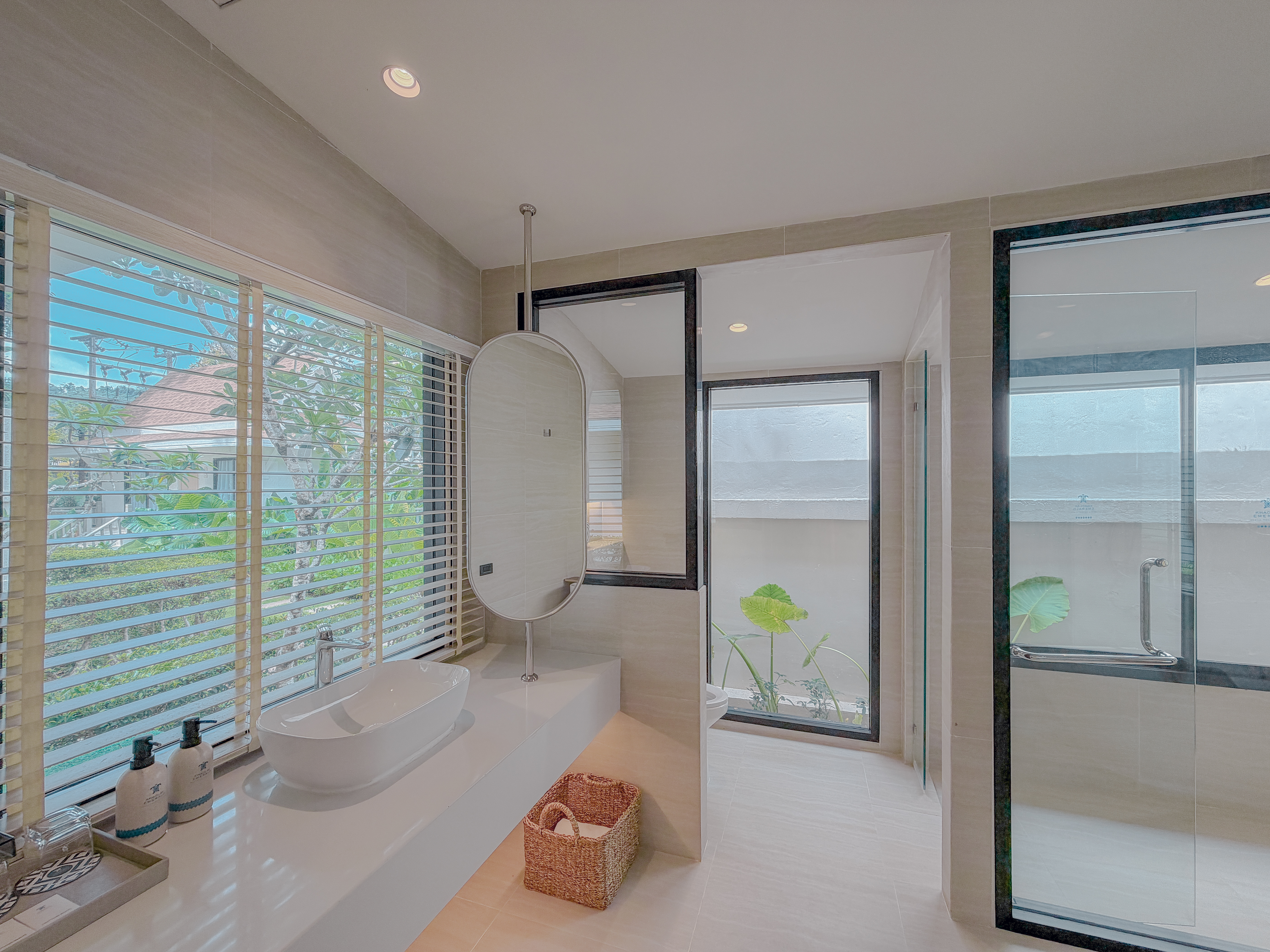05. Beachfront Pool Villa Bathroom