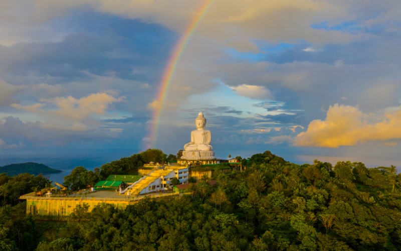 Big Buddha På Phuket I Thailand Med Regnbue