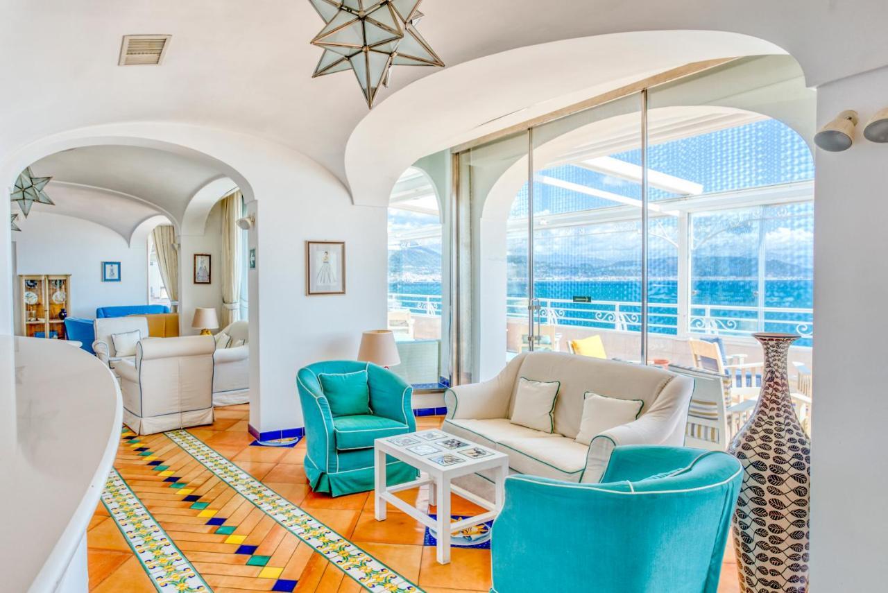 Den stemningsfulde lobby på Hotel Cetus