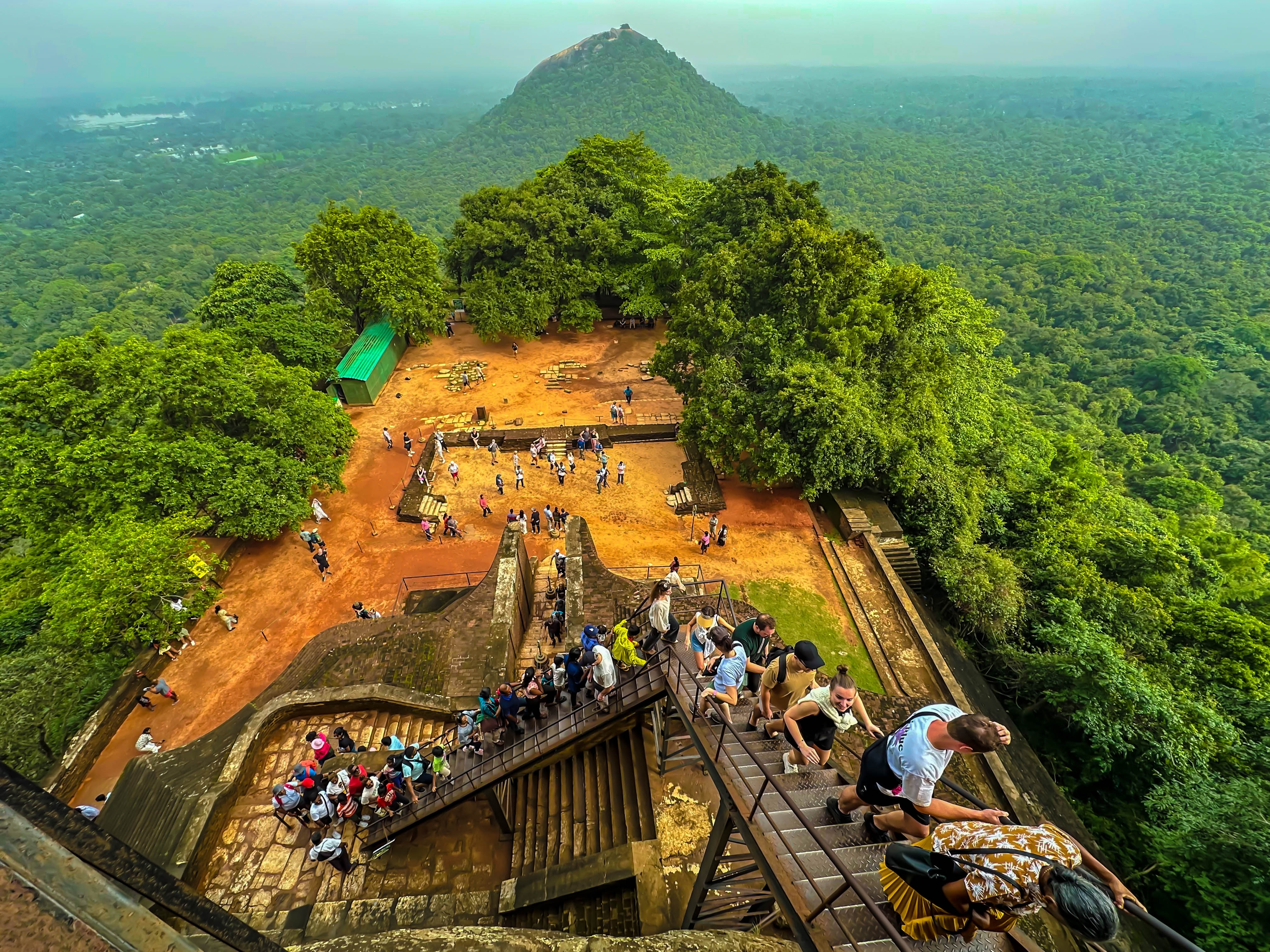 Shutterstock 2652611543 Sigiriya, Sri Lanka 11. Januar 2025 Udsigt Fra Sigiriya Lion Rock, Ser Ned På Folk Klatrer