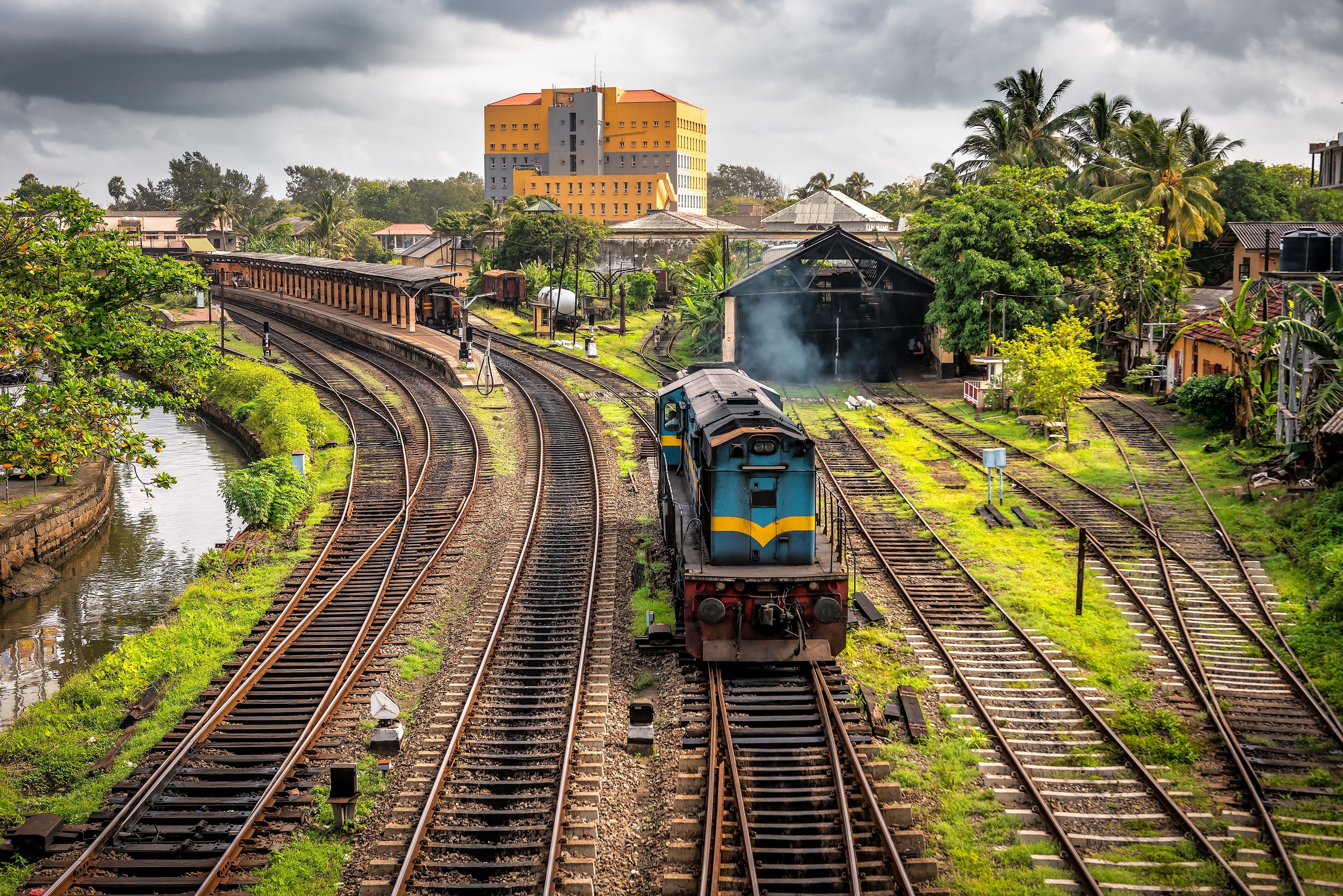 Shutterstock 2471553869 (Galle. Sri Lanka. Railway Station And Diesel Locomotive On The Rails. Industrial Theme)
