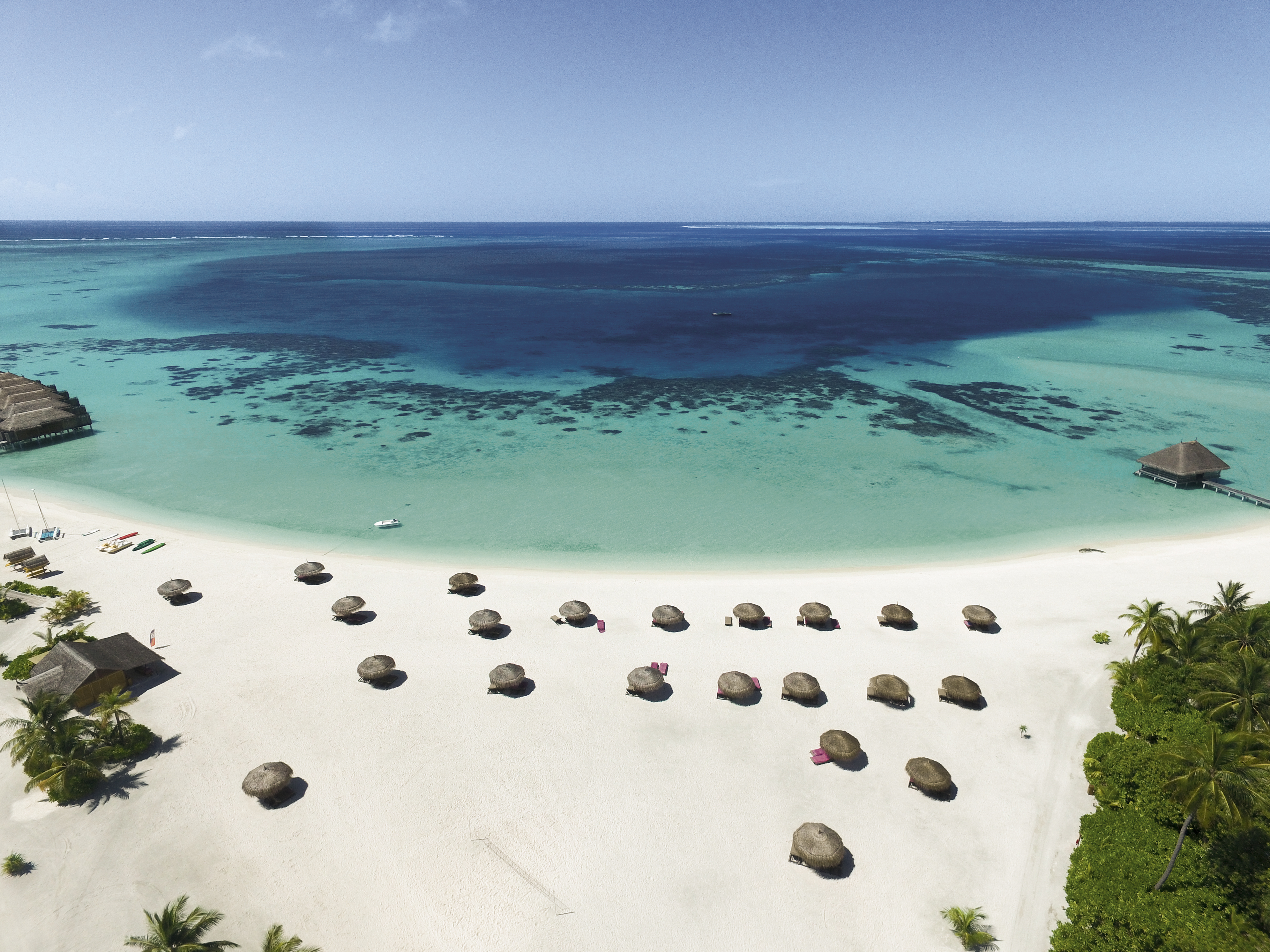 Constance Moofushi Beach 01