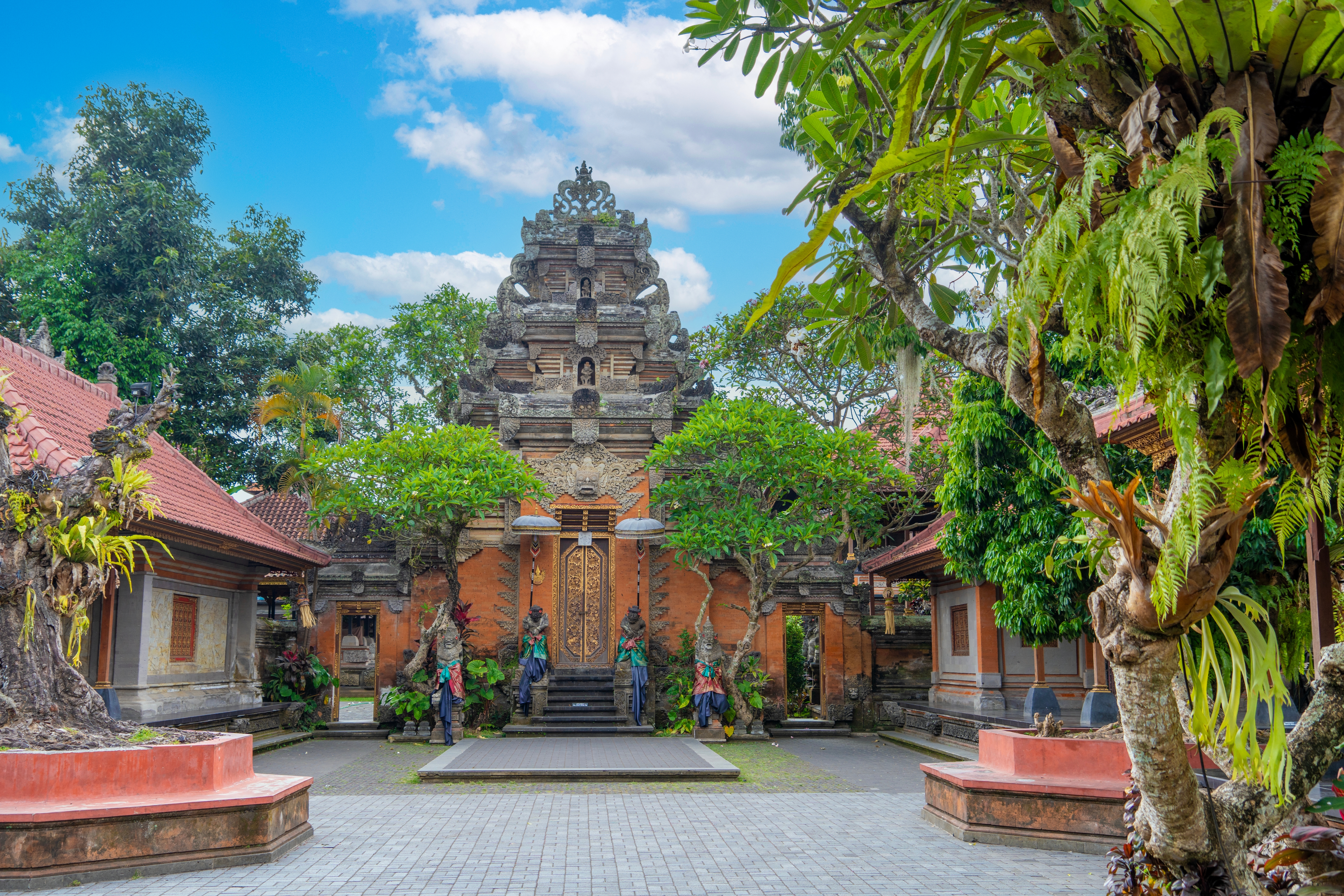 Shutterstock 2535912421 (Puri Saren Agung Kender Også Til Ubud Paladset. Det Er Et Historisk Bygningskompleks Beliggende I Ubud, Gianyar Regency Of Bali, Indonesien.)
