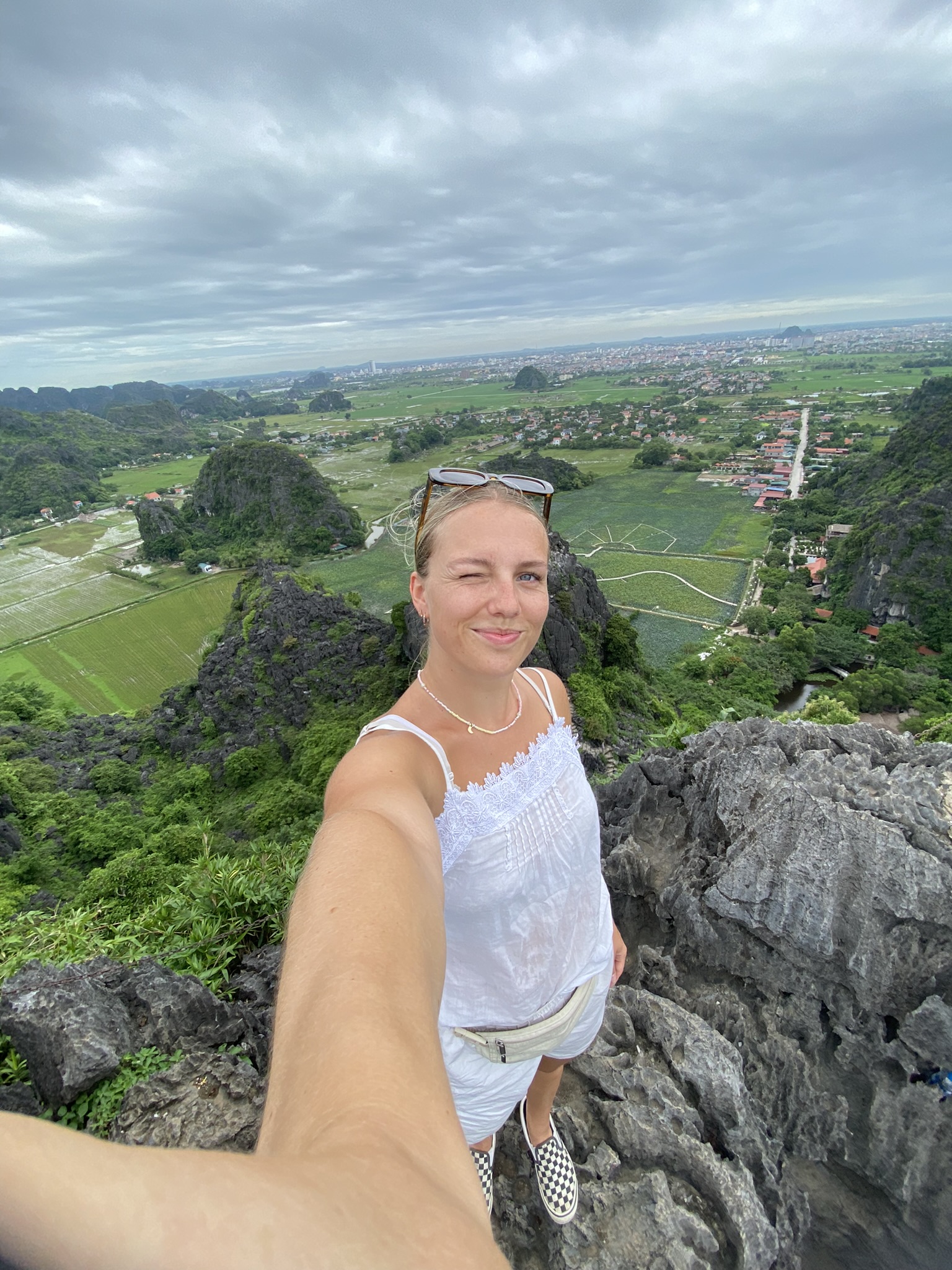 Paa Toppen Af Mua Caves I Ninh Binh