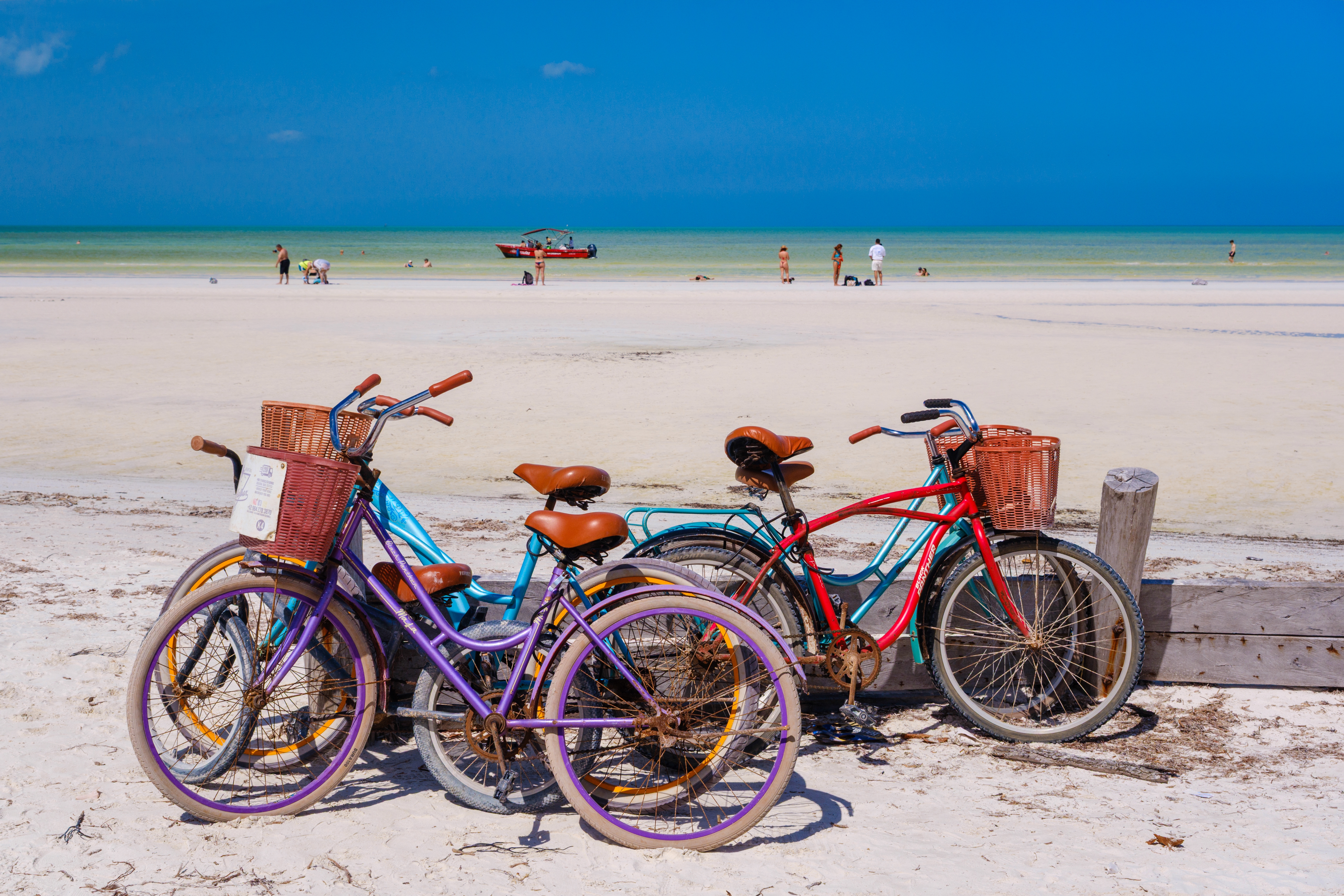 Cykel gennem Holbox by med farverige huse og sandveje