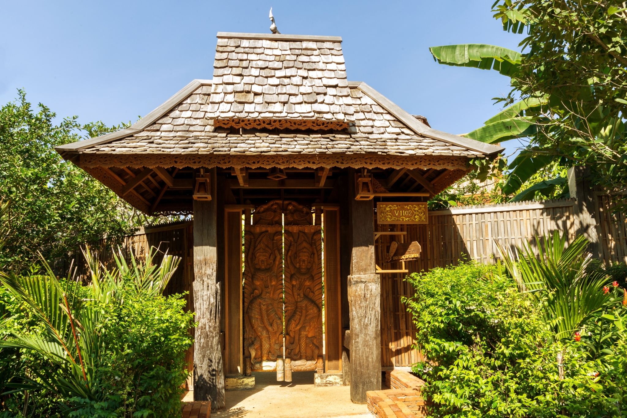 Deluxe Pool Suite 1