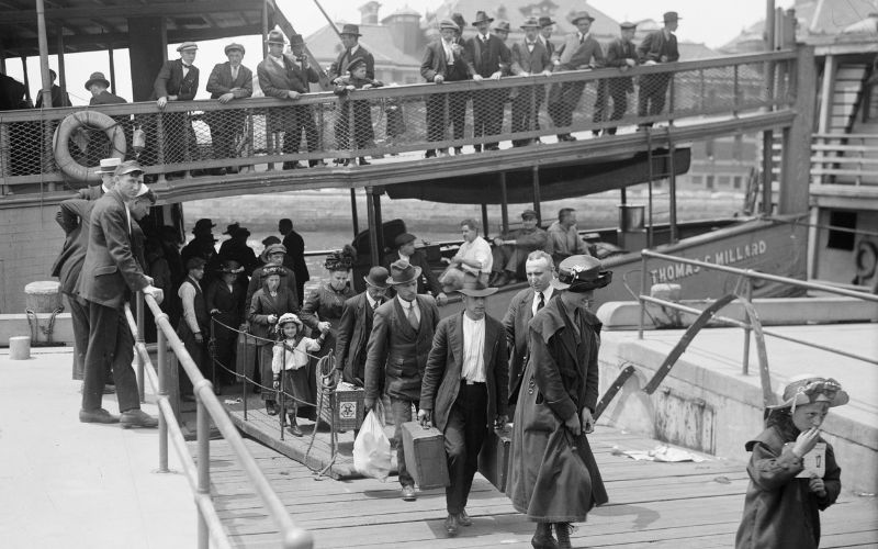Innvandrere ankommer med ferge til Ellis Island i New York på begynnelsen av 1900-tallet