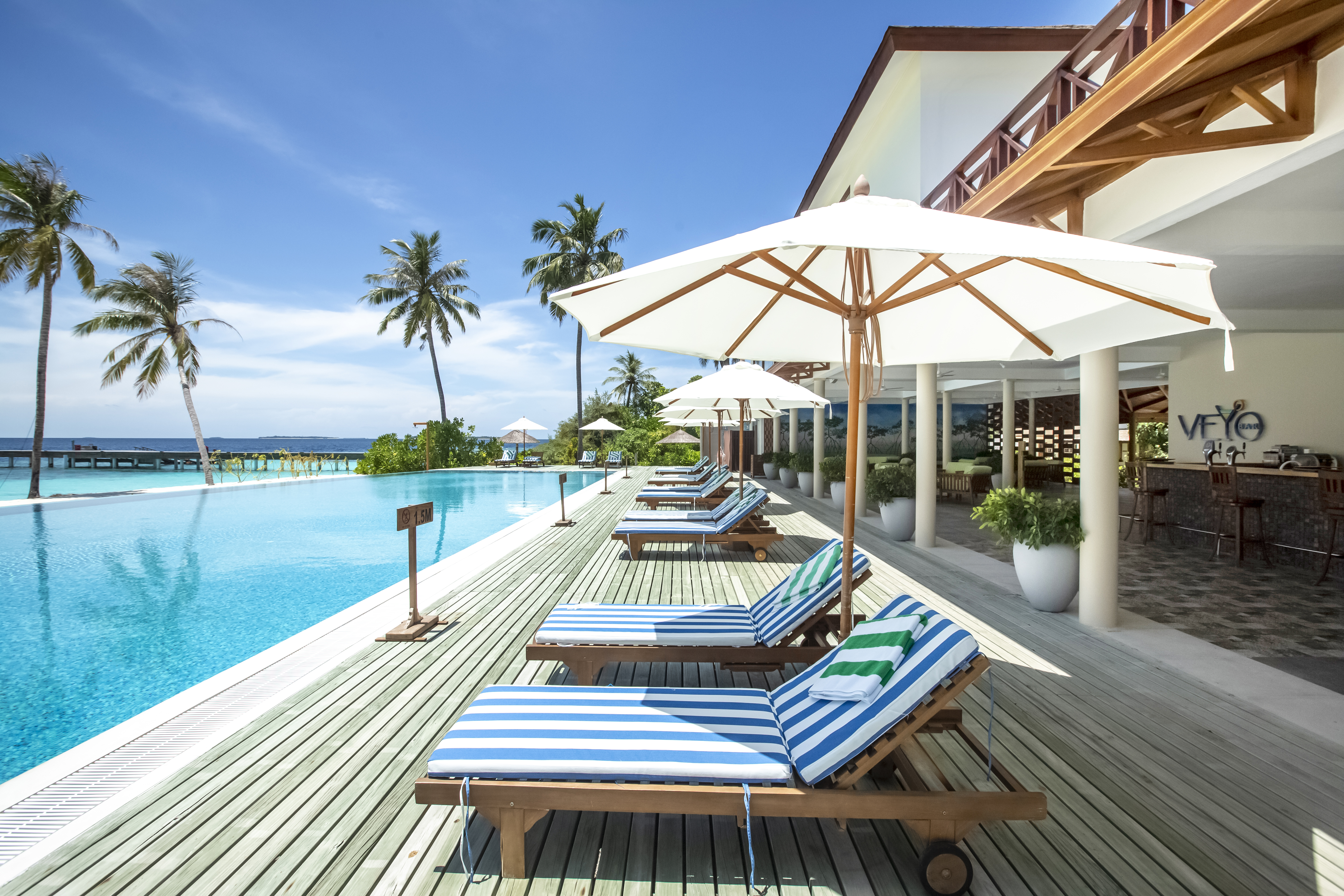 Reethi Faru Resort Pool(13)