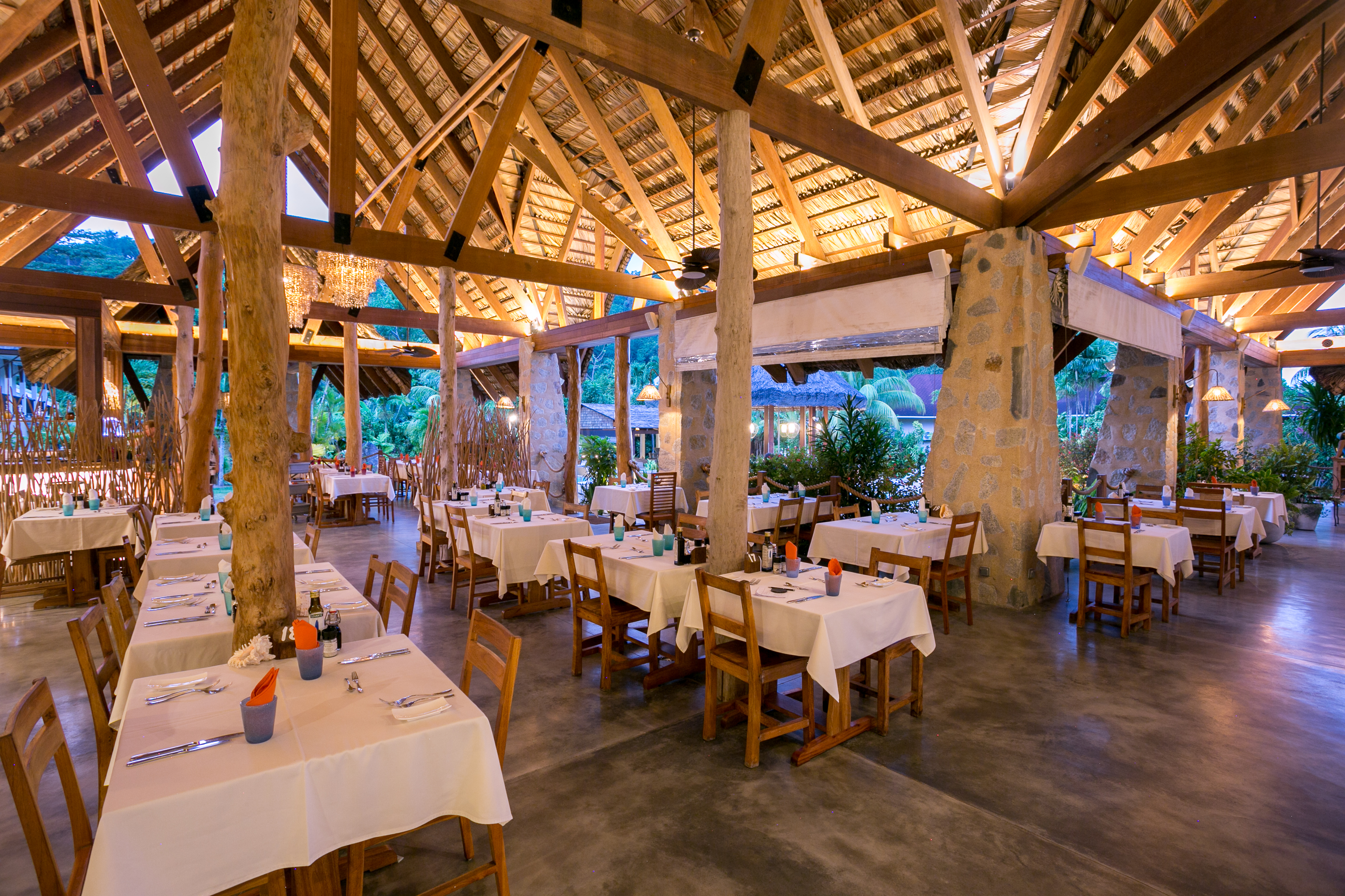 Masonstravel Leslauriers Mainrestaurant2