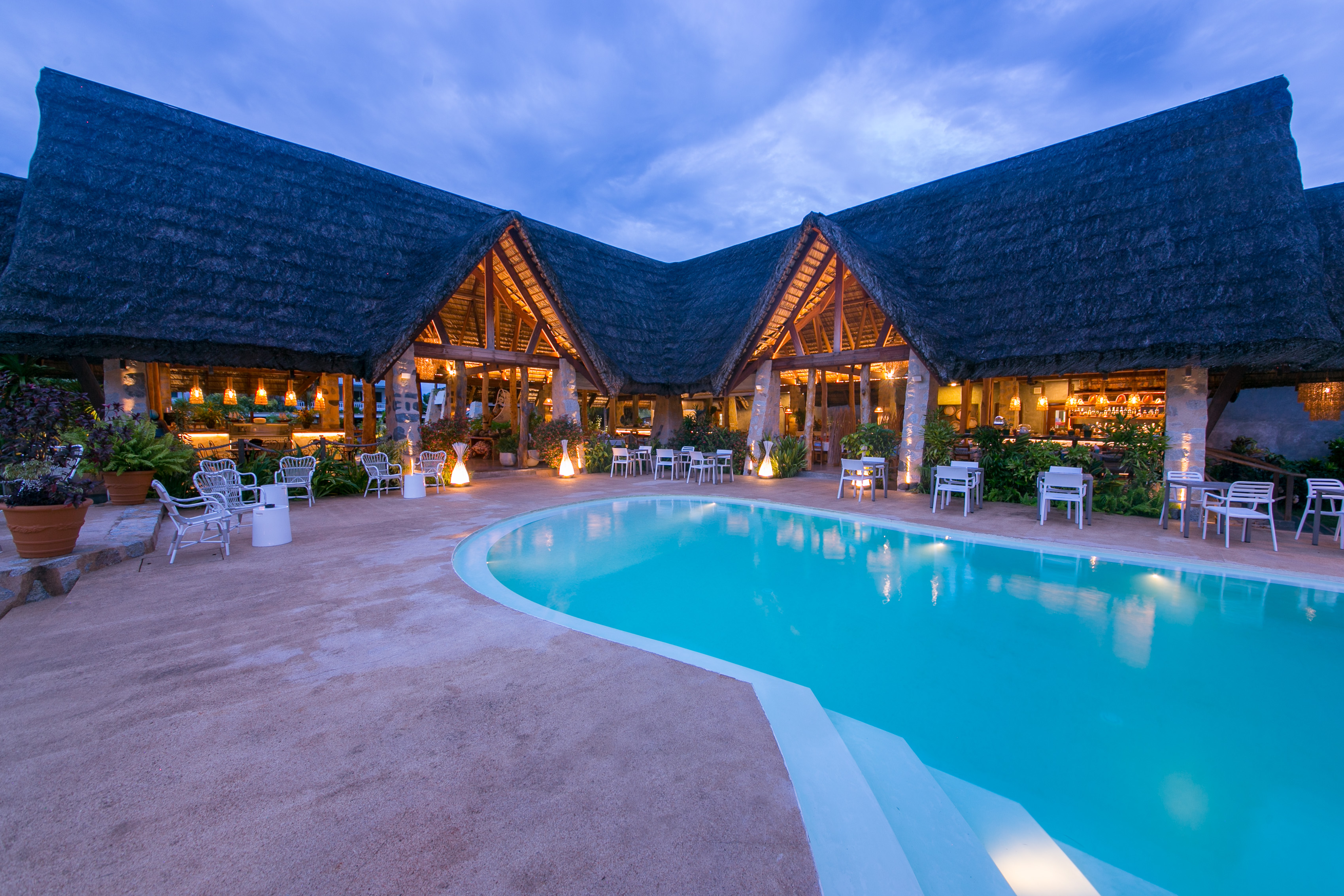 Masonstravel Leslauriers Exteriorpoolnight