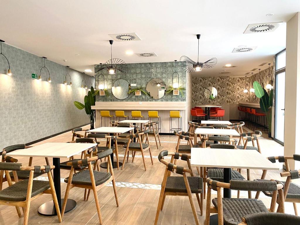 310031825