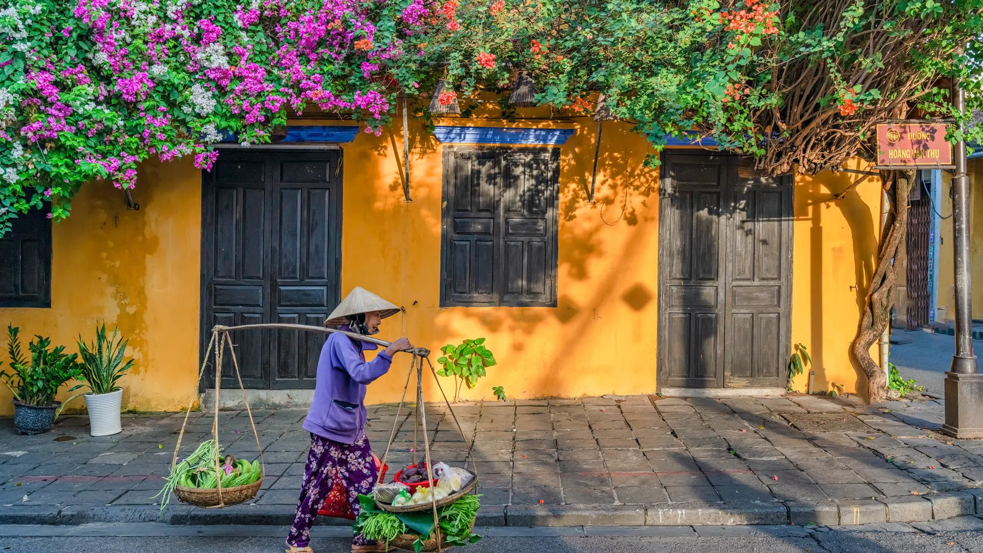 Shutterstock 2138324111