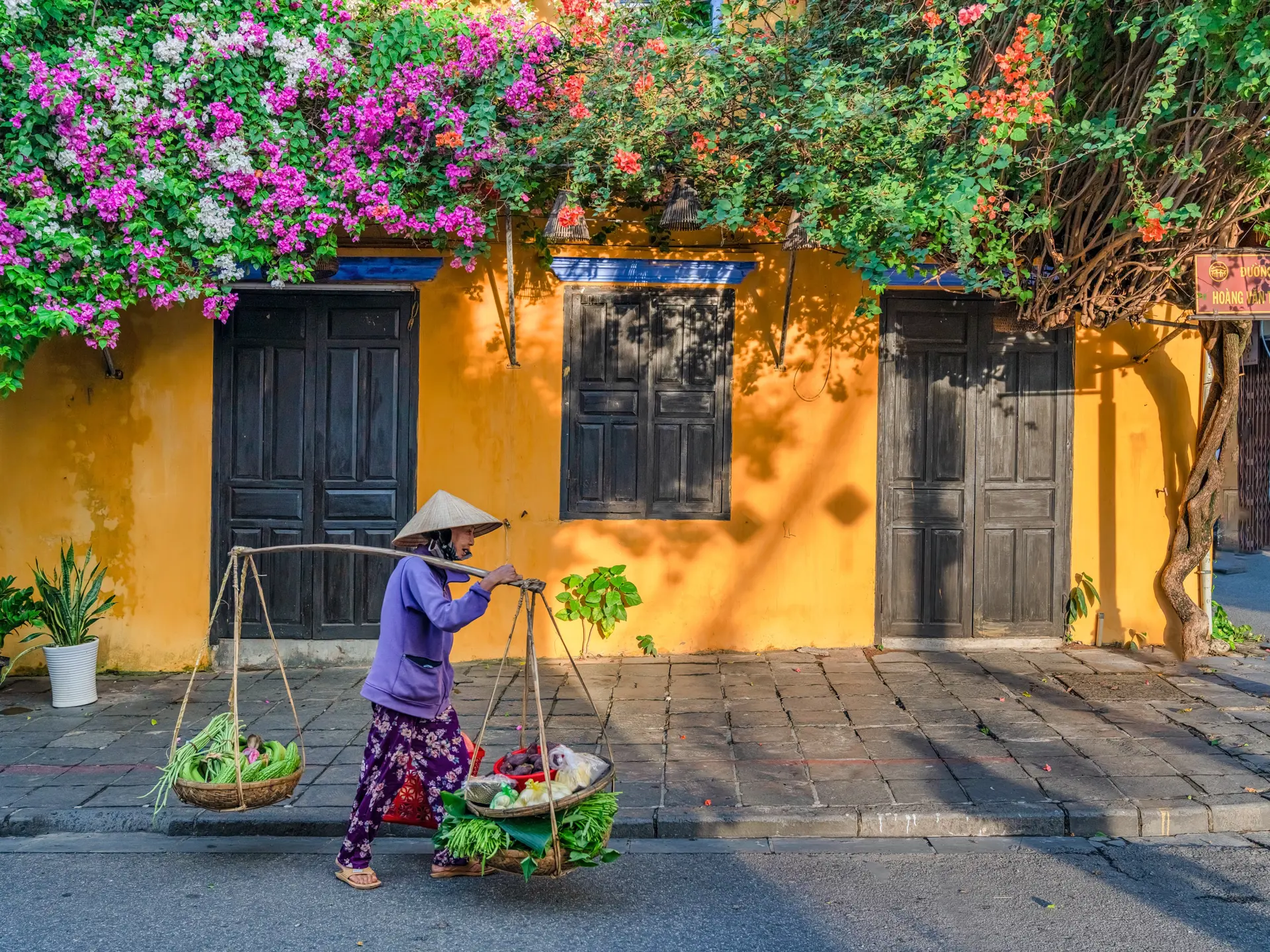 Shutterstock 2138324111