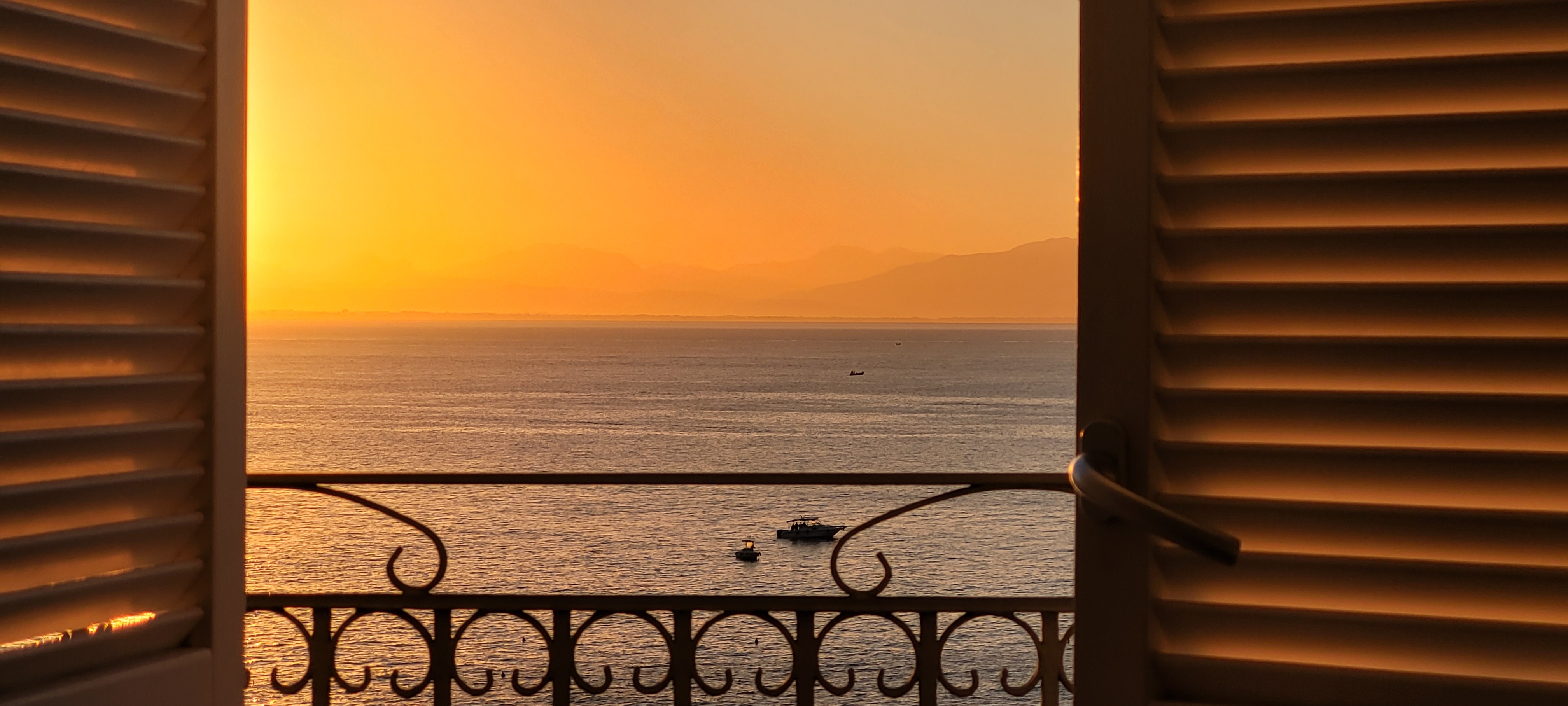 Solen står op ved din balkon på Hotel Cetus