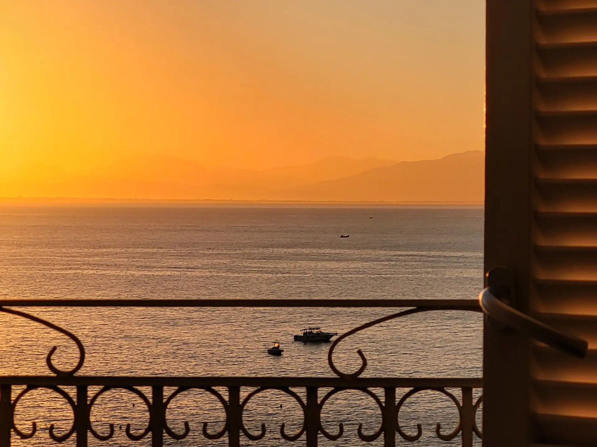 Solen står op ved din balkon på Hotel Cetus