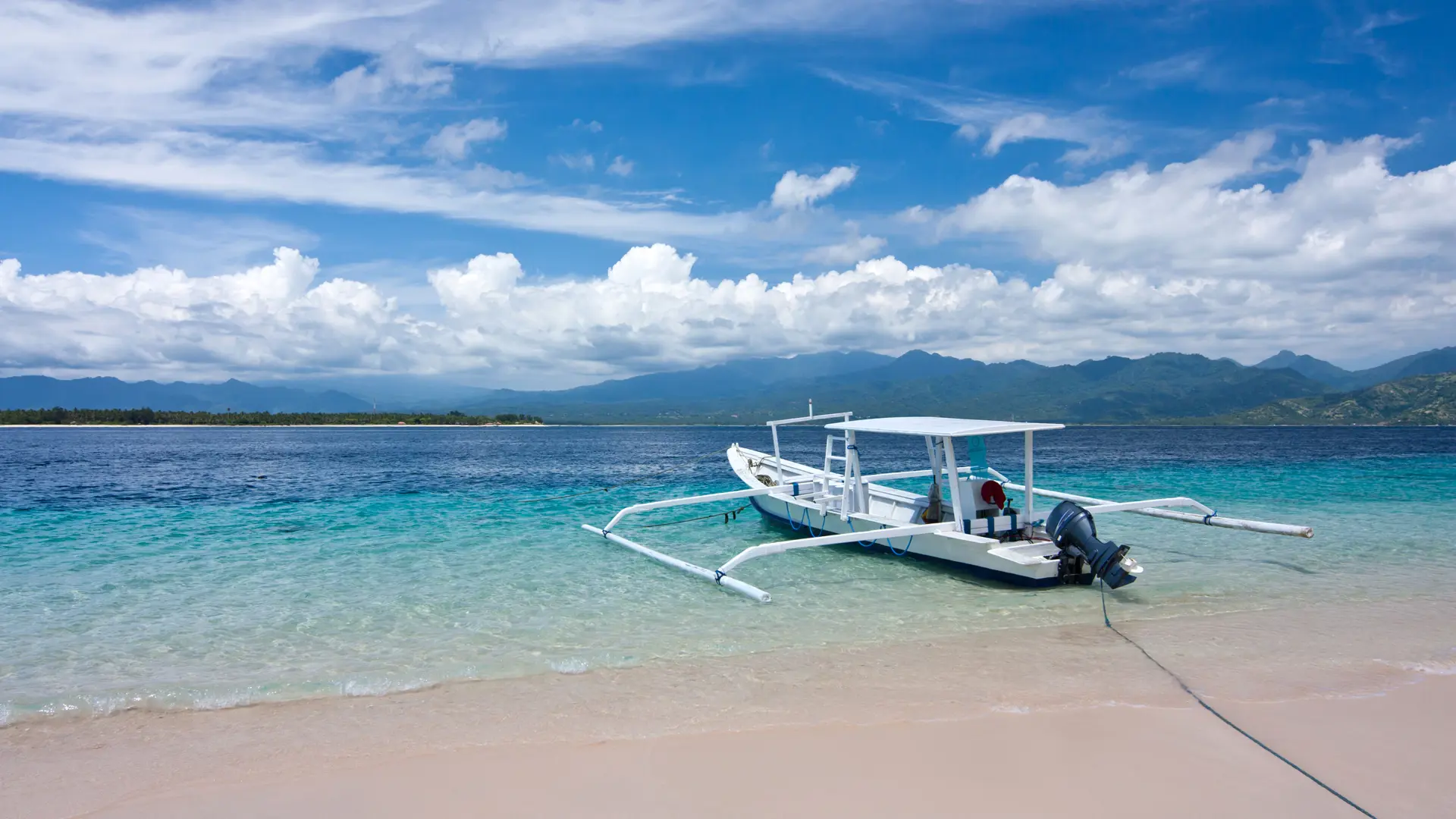 Gili Meno Med Kig Til Gili Air Shutterstock 1060843550