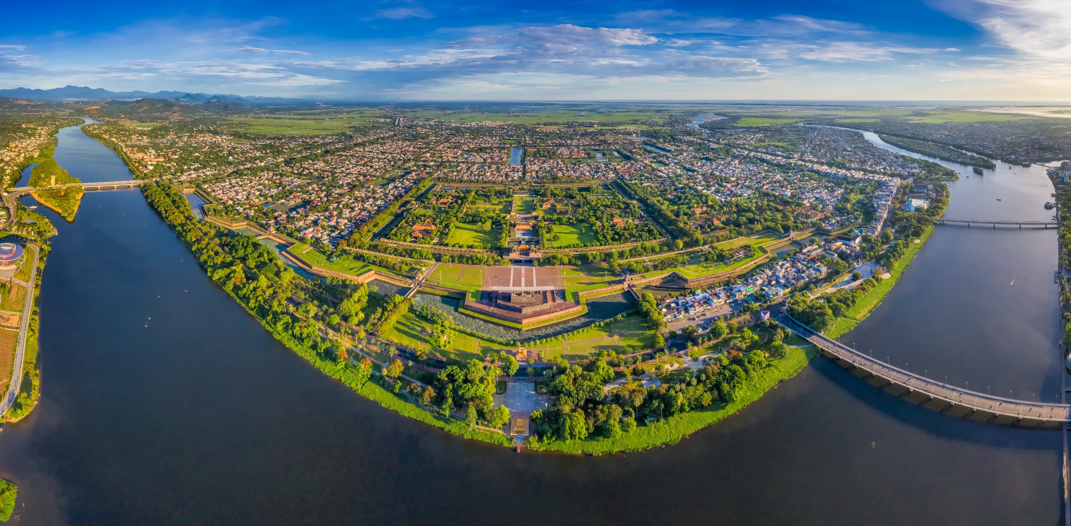 Shutterstock 2203711039