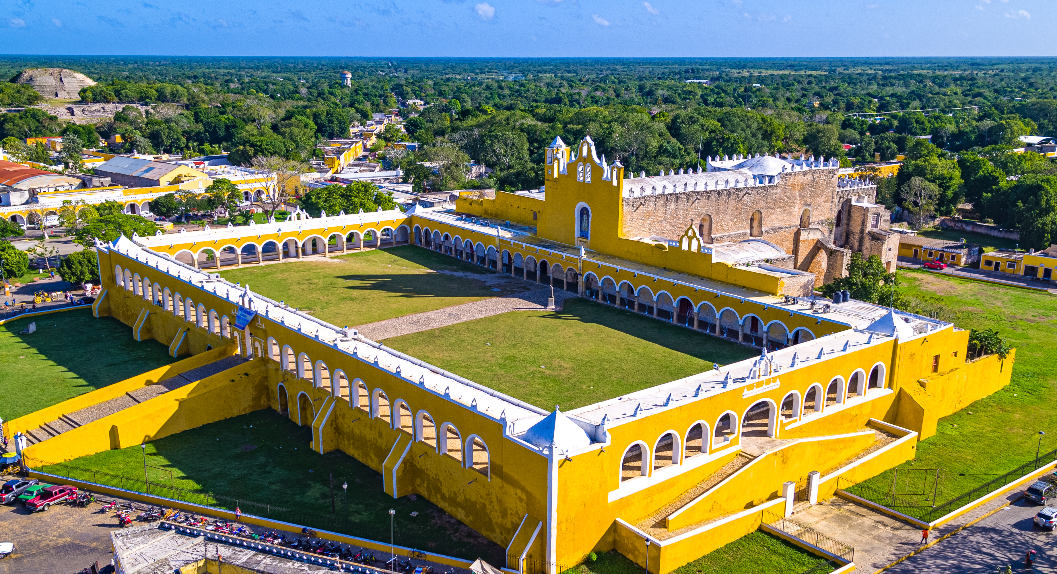 Dronebillede af Convento de San Antonio de Padua i Izamal i Yucatán