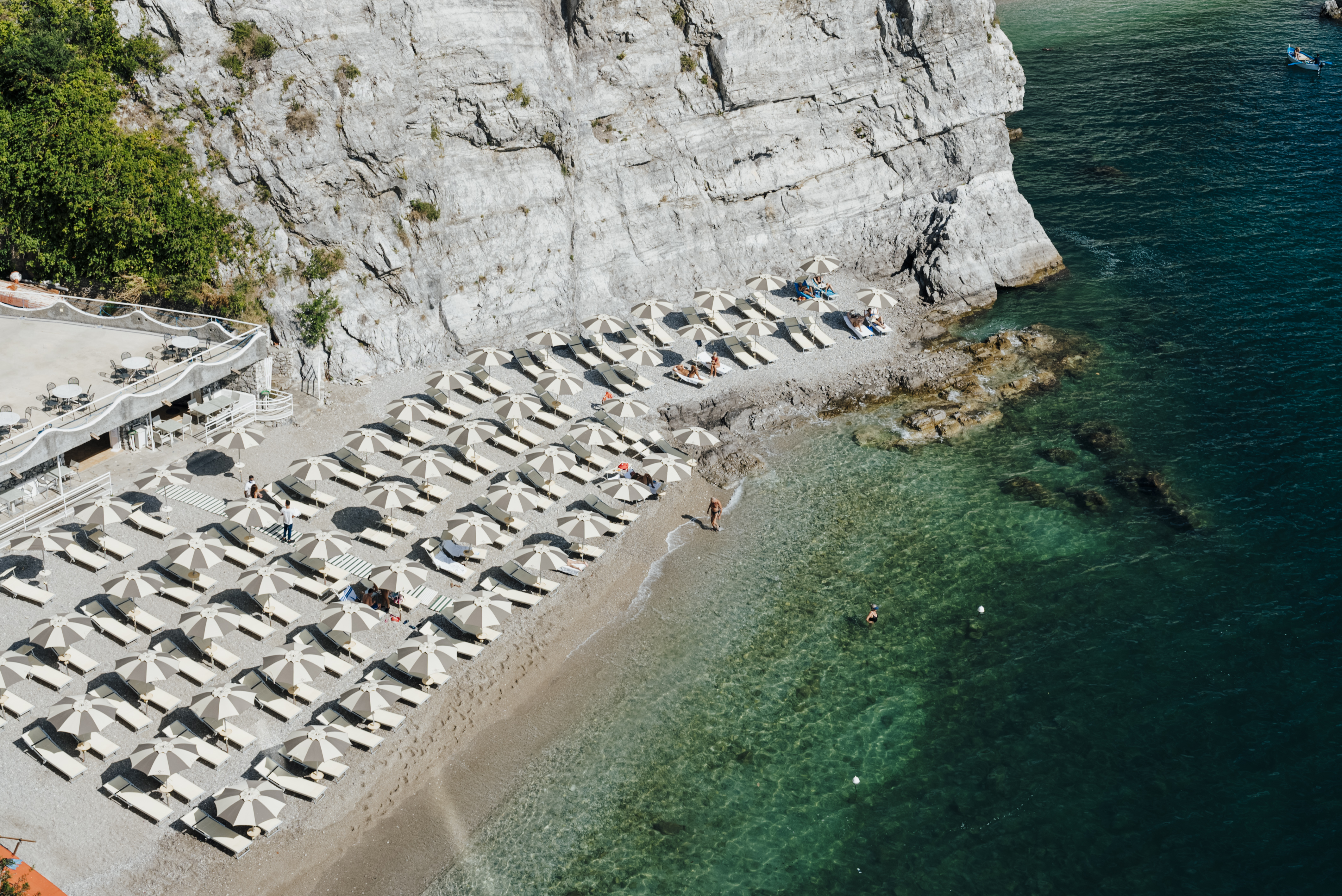 Hotel Cetus har privat beach club 