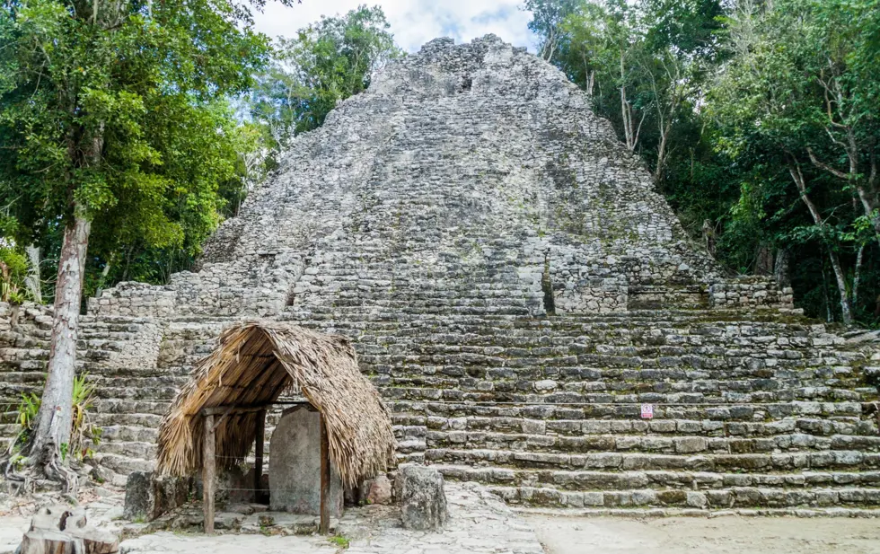 Mayapyramide i Cobá omgivet af jungle på Yucatán-halvøen