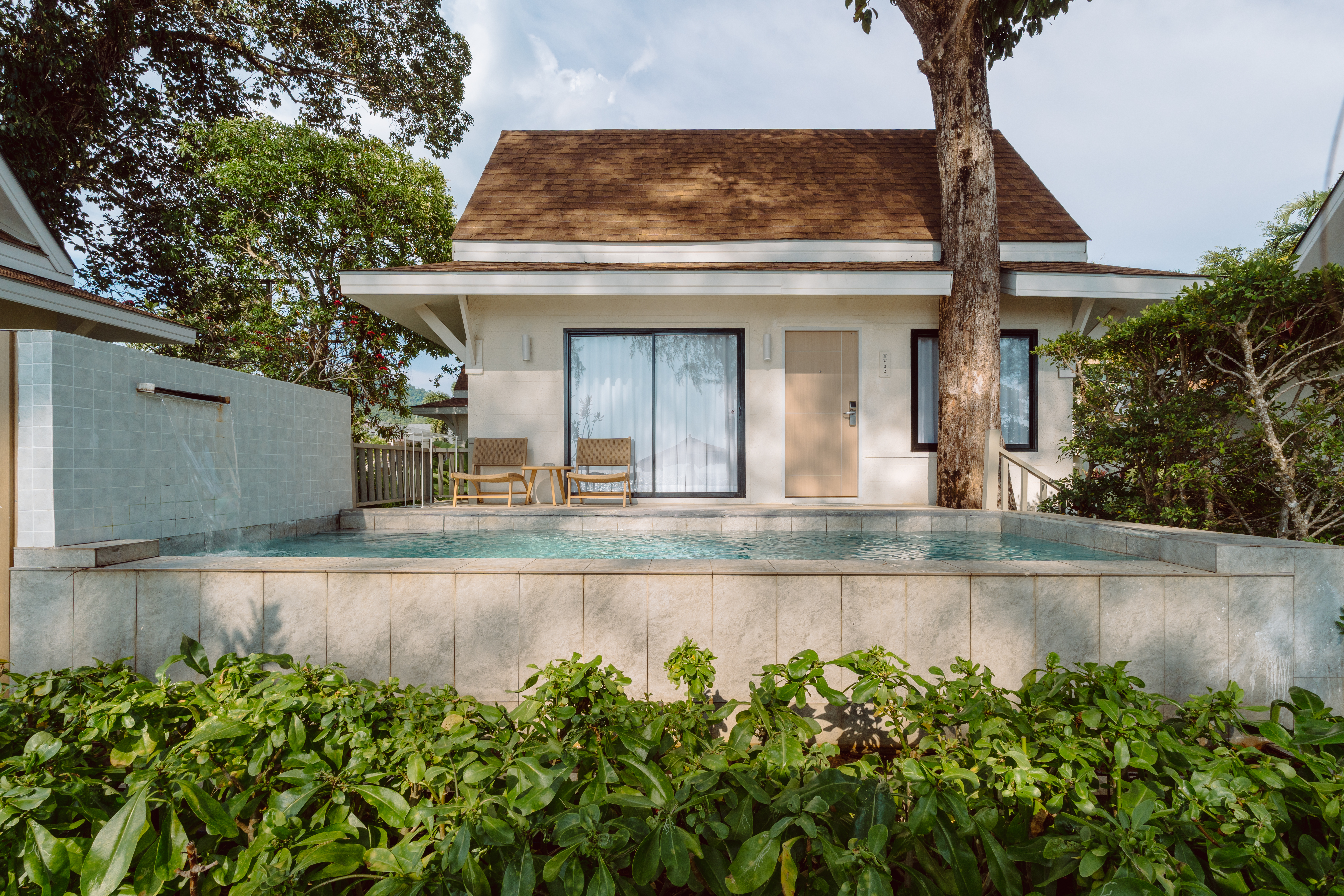 06. Beachfront Pool Villa Outside
