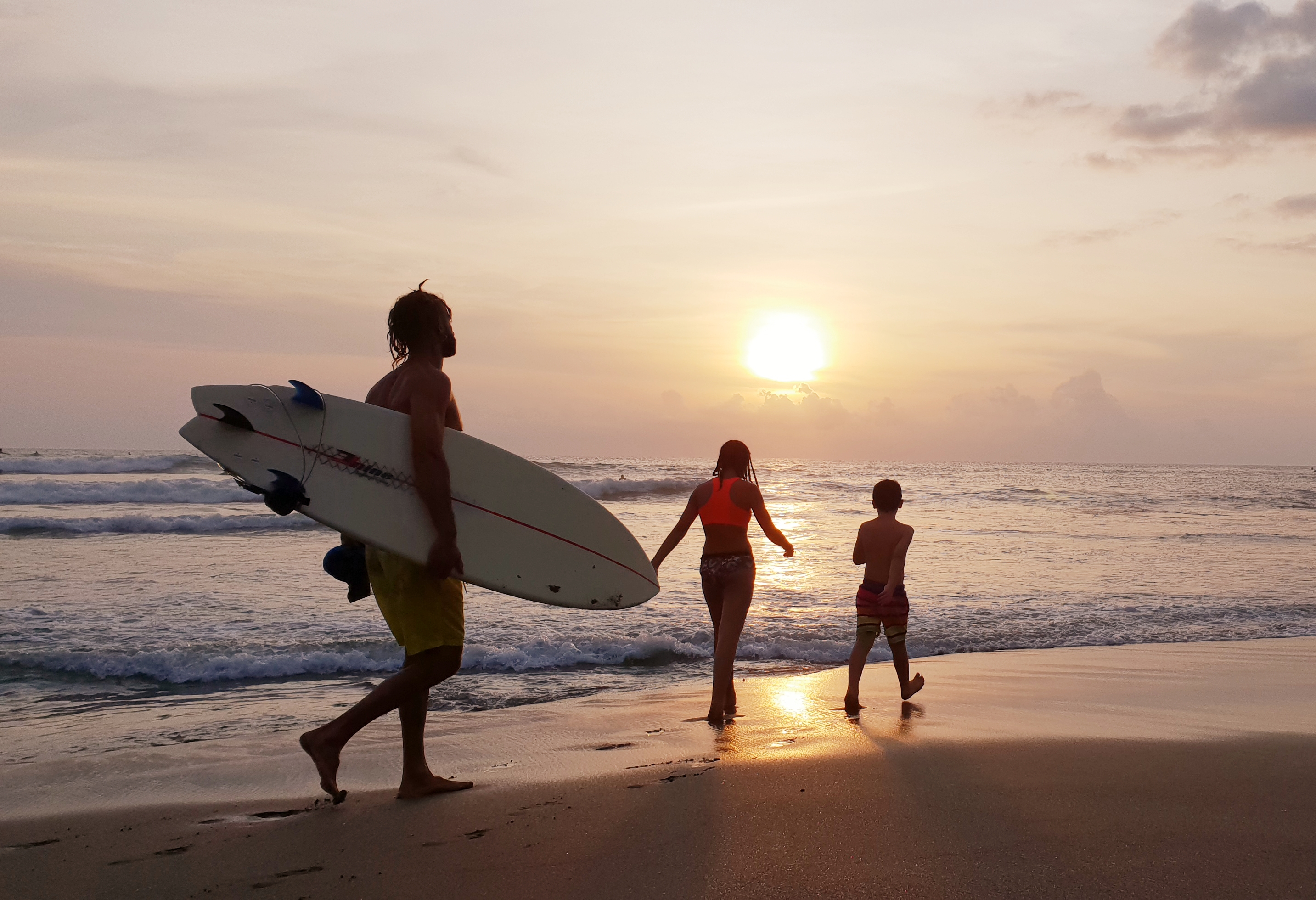 Canggu Surfer I Solnedgang Shutterstock 1237859824